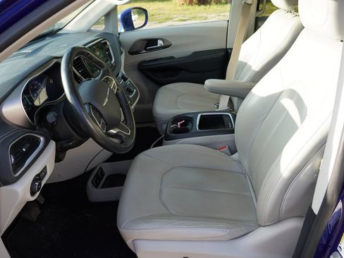 Used 2021 Chrysler Pacifica Touring-L w/ Uconnect Theater Family Group AWD/4WD image 5