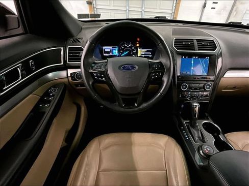 Used 2017 Ford Explorer XLT w/ Equipment Group 202A AWD/4WD image 5