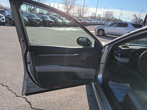 Used 2023 Toyota Camry SE image 10