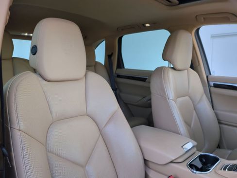 Used 2017 Porsche Cayenne Platinum Edition image 32