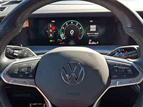 Used 2025 Volkswagen Tiguan SE R-Line AWD/4WD image 19
