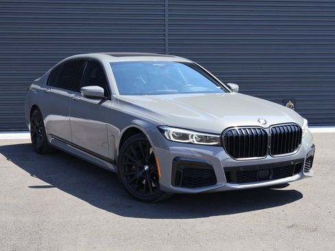 Used 2022 BMW 750i xDrive w/ Autobahn Package AWD/4WD image 3