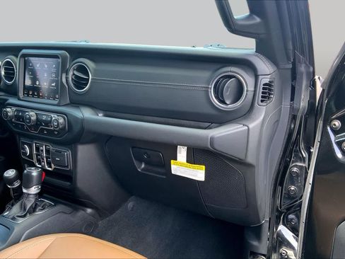 Used 2022 Jeep Wrangler Unlimited Sahara w/ Cold Weather Group AWD/4WD image 17