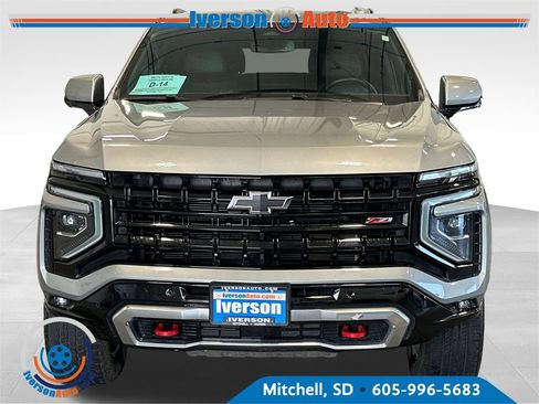 Used 2025 Chevrolet Suburban Z71 AWD/4WD image 3