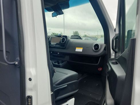 Used 2025 Mercedes-Benz Sprinter 2500 image 5
