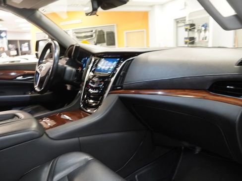 Used 2019 Cadillac Escalade ESV Luxury image 42