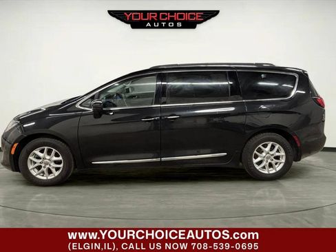 Used 2020 Chrysler Pacifica Touring-L FWD image 2