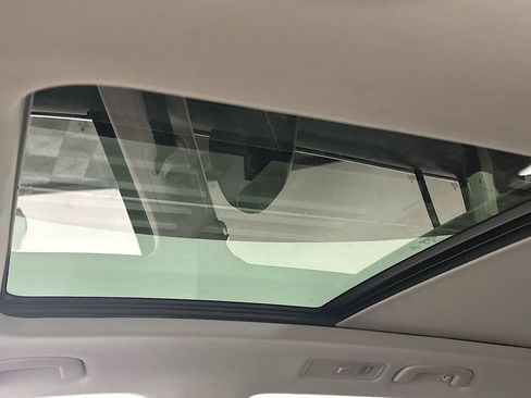 Certified 2022 Volkswagen Tiguan SE w/ Panoramic Sunroof Package AWD/4WD image 19