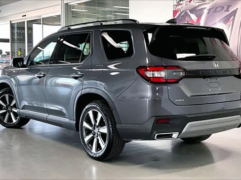 Used 2025 Honda Pilot Touring image 4