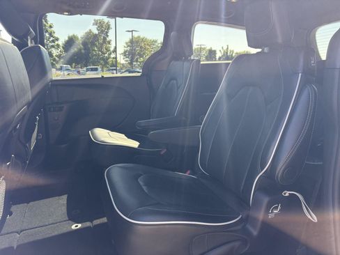 Used 2026 Chrysler Pacifica Limited FWD image 19