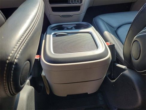 Used 2024 Chrysler Pacifica Touring-L image 10