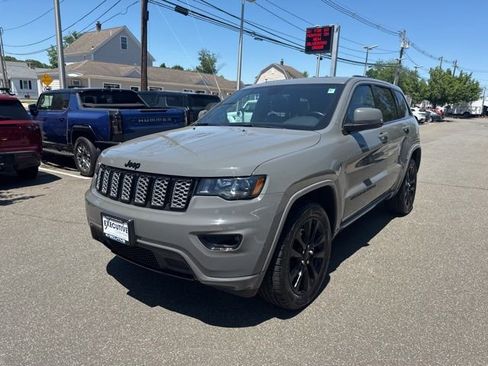 Used 2021 Jeep Grand Cherokee Laredo X AWD/4WD image 2