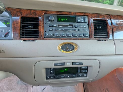 Used 2000 Lincoln Town Car Cartier RWD image 17