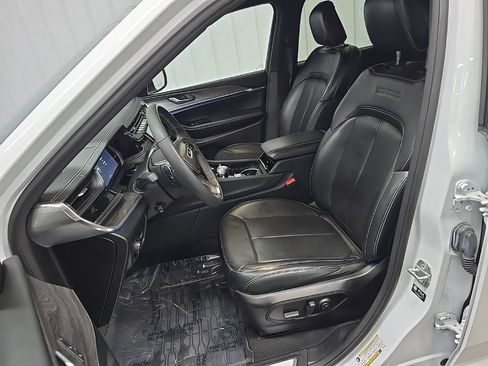 Used 2023 Jeep Grand Cherokee Overland AWD/4WD image 32