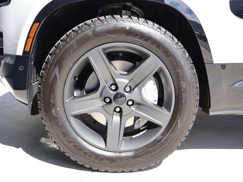 New 2026 Land Rover Defender 130 X-Dynamic SE image 20