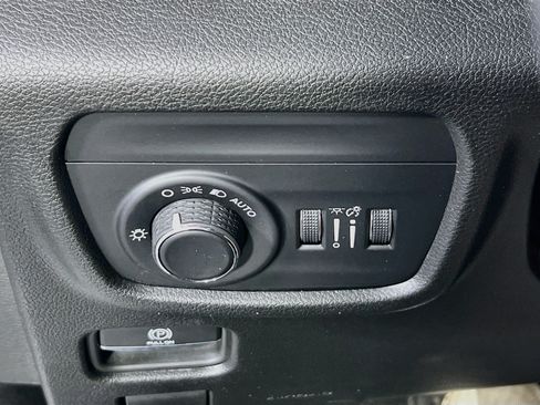 Used 2023 Jeep Grand Cherokee Laredo AWD/4WD image 10