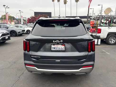 Used 2024 Kia Sorento EX w/ Panoramic Sunroof Package FWD image 5