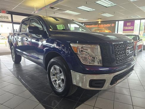 Used 2019 Nissan Titan SV AWD/4WD image 3