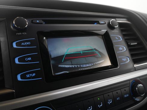 Used 2019 Toyota Highlander LE image 28