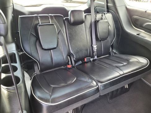 Used 2025 Chrysler Pacifica Limited FWD image 28