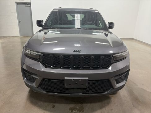 Used 2022 Jeep Grand Cherokee Altitude image 35