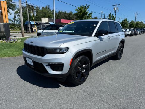 Used 2024 Jeep Grand Cherokee Limited w/ Black Appearance Package AWD/4WD image 4