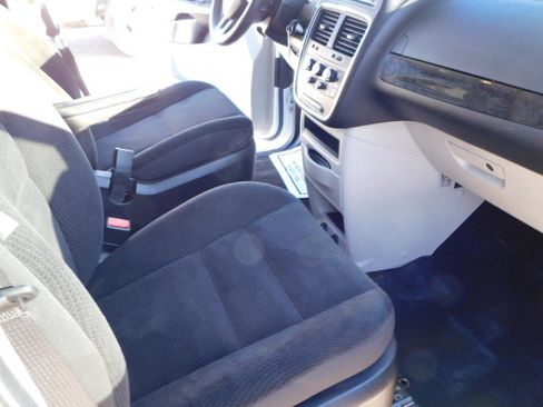 Used 2019 Dodge Grand Caravan SE w/ UConnect Hands-Free Group image 26