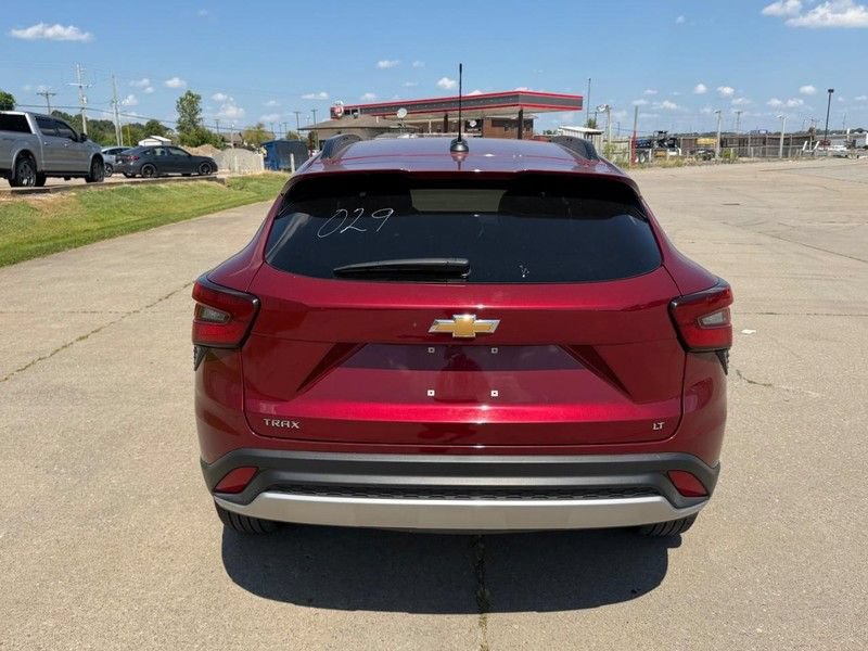 Used 2025 Chevrolet Trax LT FWD image 4