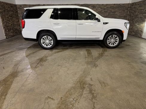 Used 2023 GMC Yukon SLT w/ SLT Luxury Package image 10
