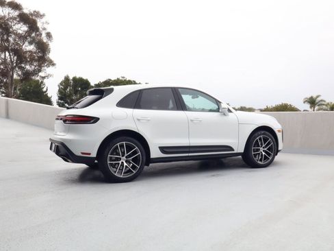 Certified 2025 Porsche Macan AWD/4WD image 8