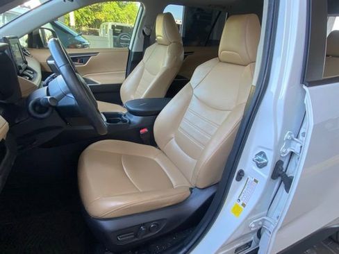 Used 2020 Toyota RAV4 XLE Premium image 15