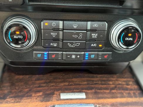 Used 2016 Ford F150 Platinum w/ Equipment Group 701A Luxury AWD/4WD image 27