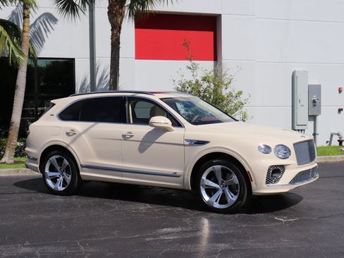 Used 2021 Bentley Bentayga AWD/4WD image 28