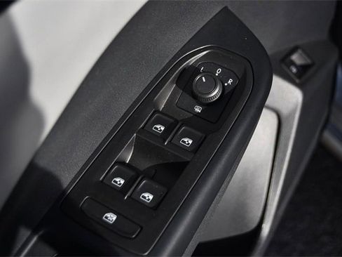 Certified 2023 Volkswagen Taos SE w/ Panoramic Sunroof Package image 8