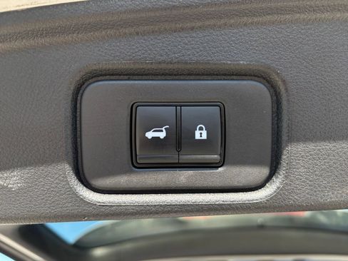 Used 2025 Nissan Pathfinder SV FWD image 23