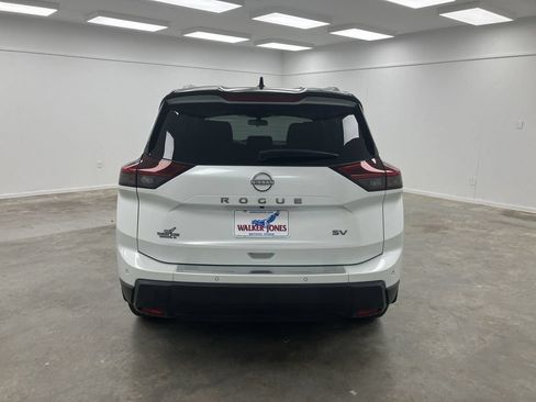 Used 2024 Nissan Rogue SV w/ SV Premium Package FWD image 5