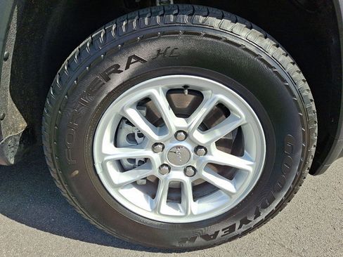 Used 2020 Jeep Grand Cherokee Laredo AWD/4WD image 9