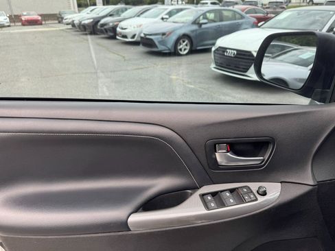 Used 2018 Toyota Sienna SE Premium w/ Carpet Mat Package FWD image 9