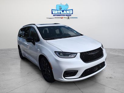 New 2026 Chrysler Pacifica Limited w/ S Appearance Package