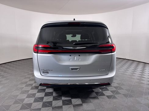Used 2024 Chrysler Pacifica Limited image 14
