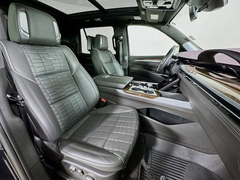 Used 2025 Cadillac Escalade Sport Platinum w/ LPO, Floor Liner Package AWD/4WD image 32