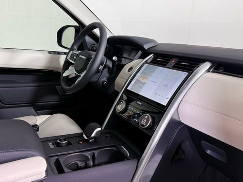 Certified 2025 Land Rover Discovery S image 36