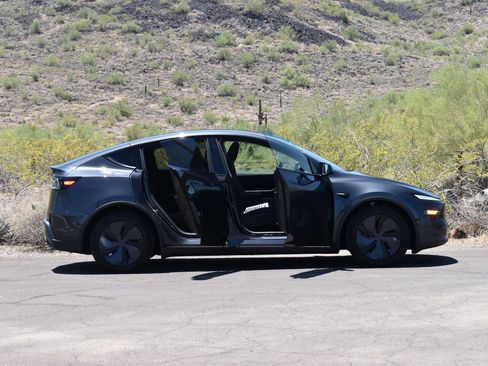 Used 2026 Tesla Model Y 2WD image 7