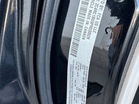 Used 2023 Chrysler Pacifica Touring-L FWD image 29