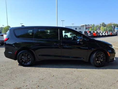 Used 2024 Chrysler Pacifica Limited image 2