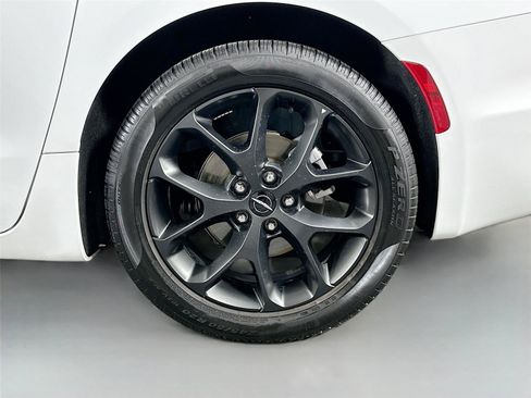 Used 2025 Chrysler Pacifica Limited FWD image 32