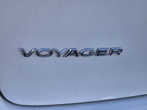 Used 2023 Chrysler Voyager LX image 10