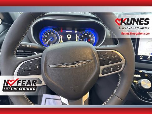 Used 2025 Chrysler Pacifica Select image 24