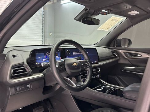 Used 2025 Chevrolet Traverse LT w/ Sun and Wheel Package FWD image 21