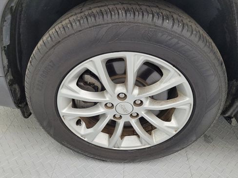 Used 2019 Jeep Cherokee Latitude w/ Popular Appearance Group image 31